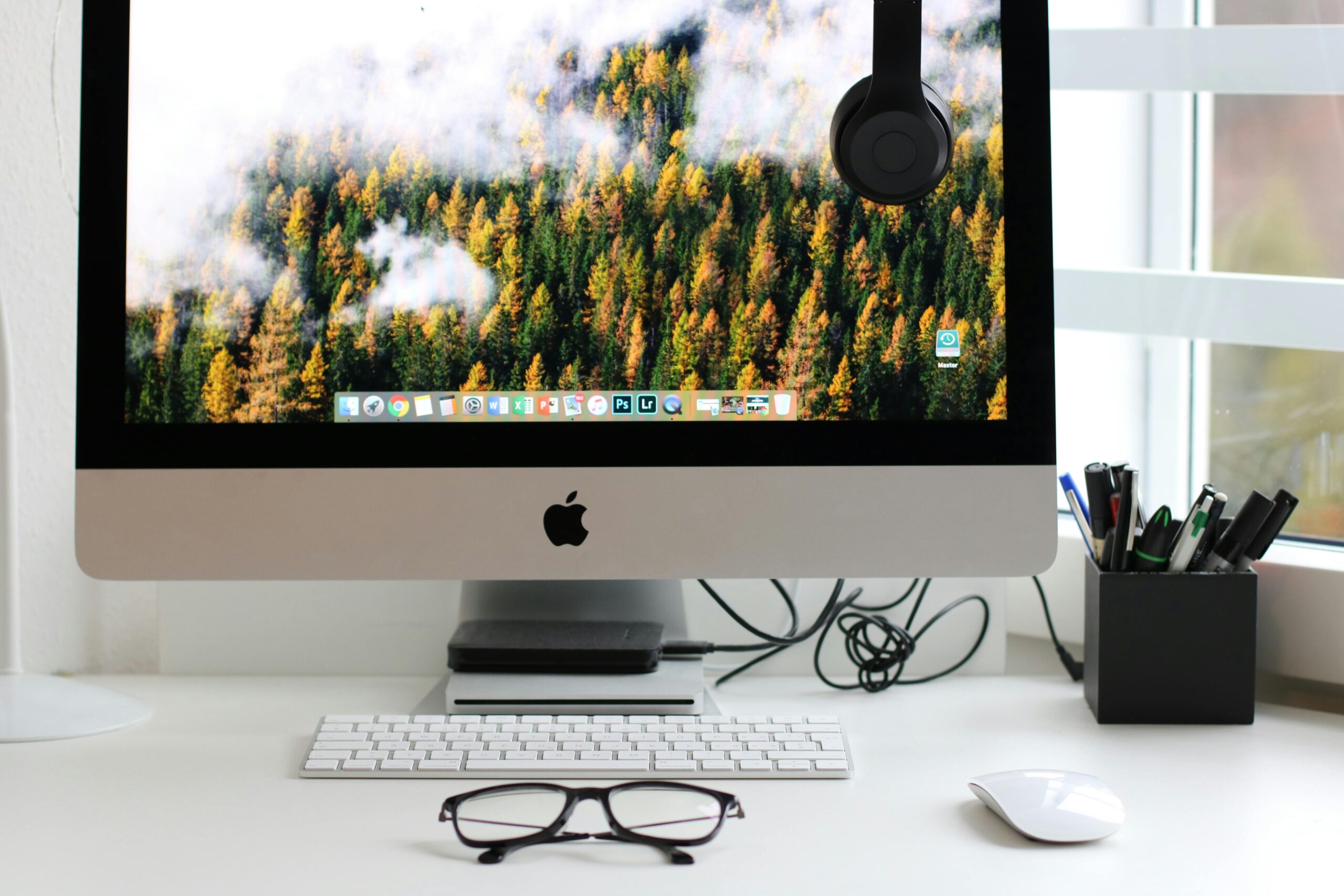10-Awesome-Ways-To-Customize-Your-Desktop-Layout-scaledjpg • Managed IT Services and Cybersecurity Provider in Singapore. Free Stylish home office workspace featuring a computer setup with accessories. Stock Photo